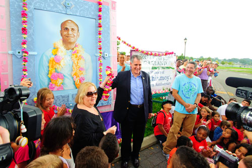 NY-Councilman-and-Park-Director-complete-world's-longest-garland-photo-Jowan-Gauthier
